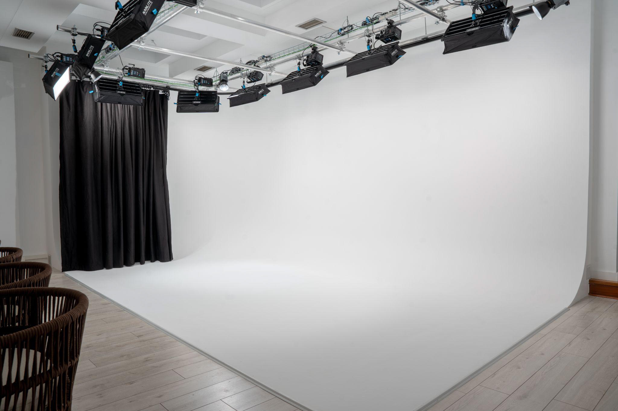 Ciclorama 6×4 m para rodajes y shootings en Royal Studios